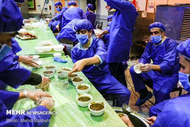 Pre-dawn meals distributed among needy one in Qom