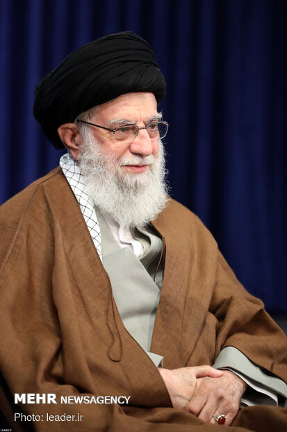 Ayatollah Khamenei meets with laborers via video conference
