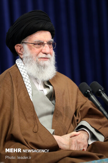 Ayatollah Khamenei meets with laborers via video conference
