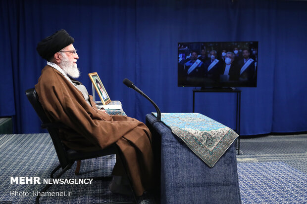 Ayatollah Khamenei meets with laborers via video conference
