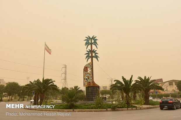 مناطق غربی و جنوب غربی خوزستان گرد و غباری می‌شوند