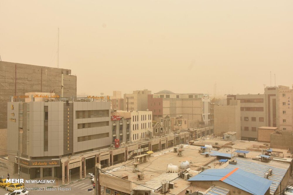 گرد و خاک شدید آسمان خوزستان را تیره کرد