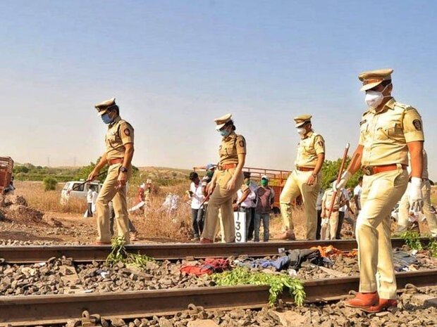 بھارت میں مال بردار ٹرين نے پٹری پر سوئے ہوئے 16 افراد کو کچل دیا