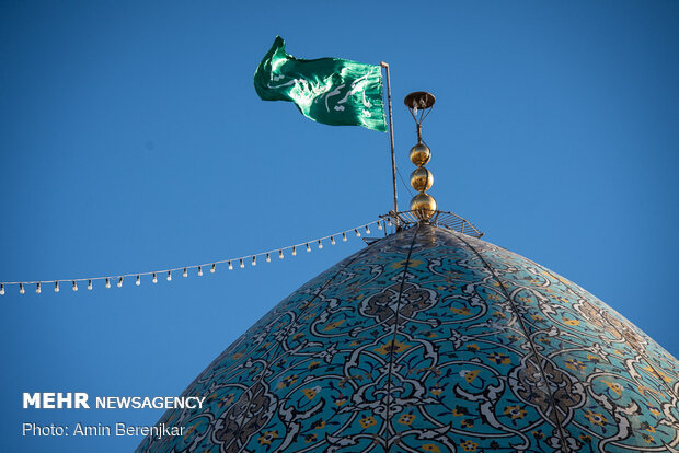 حضرت امام حسن (ع) کی ولادت باسعادت کے موقع پر حرم شاہچراغ کا پرچم تبدیل
