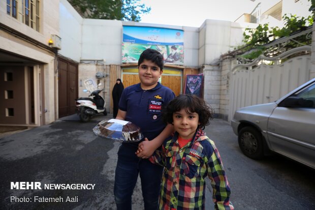 توزیع کیک میلاد امام حسن علیه السلام در تهران