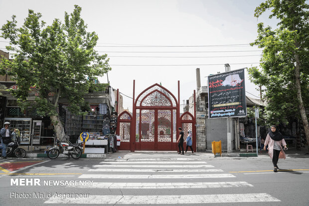 آستان امامزاده حسن در غرب تهران بدلیل رعایت پروتکل های بهداشتی تعطیل است. برنامه های همه ساله ماه رمضان بصورت آنلاین از شبکه های مجازی پخش می شود.