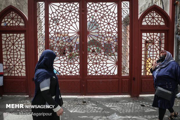آستان امامزاده حسن در غرب تهران بدلیل رعایت پروتکل های بهداشتی تعطیل است. برنامه های همه ساله ماه رمضان بصورت آنلاین از شبکه های مجازی پخش می شود.