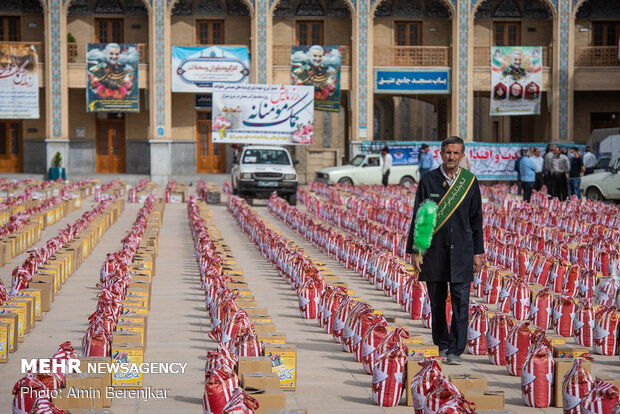 82,000 foodstuff packages distributed in Shiraz