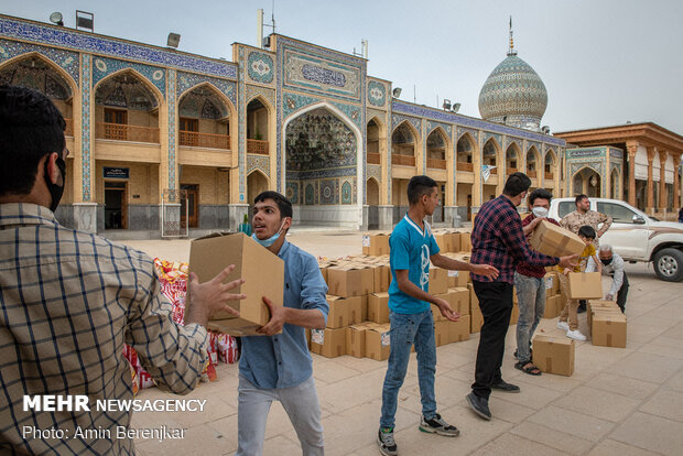 82,000 foodstuff packages distributed in Shiraz