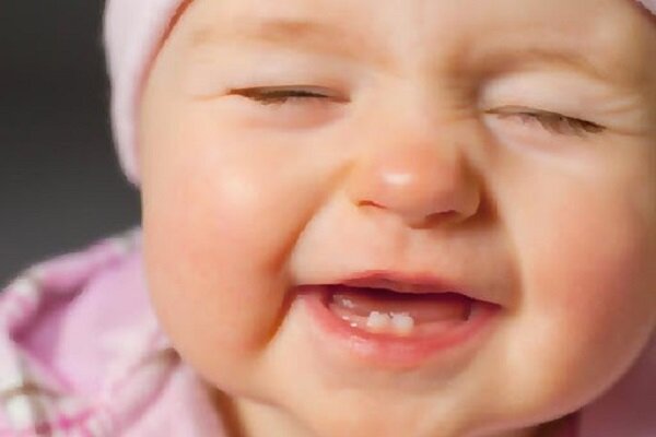 شیر خشک یا شیر مادر؛ کدام برای دندان کودک ضرر کمتری دارد؟