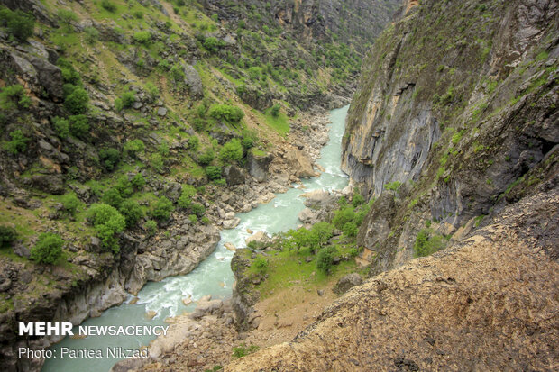 مسیر پلکانی و صخره ای خداآفرین با پرتگاه های عمیق