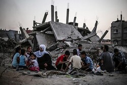 İsrail'in saldırısında evleri yıkılan Gazzeli aile ramazanı sokakta geçiriyor