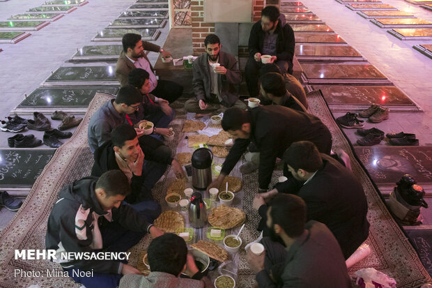 Simple fast-breaking tablecloths spread on holy month of Ramadan 