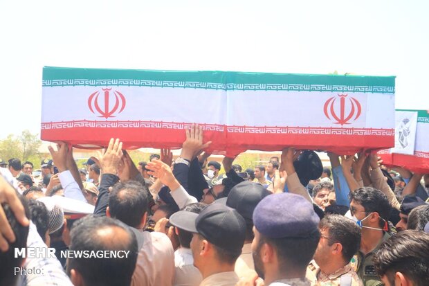 استان بوشهر رنگ و بوی شهادت گرفت/ استقبال گرم از شهدای ارتش