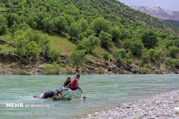 بلم در حال نزدیک شدن به این سوی رودخانه است