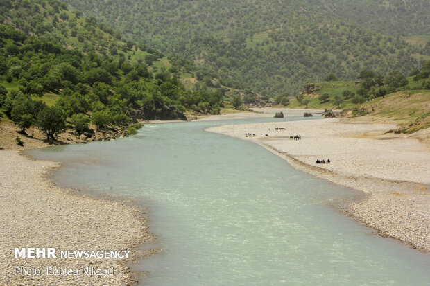 رودخانه در نزدیکی روستای گزستان عریض و آرام تر می شود و عشایر با بلم از این منطقه از عرض رودخانه عبور می کنند