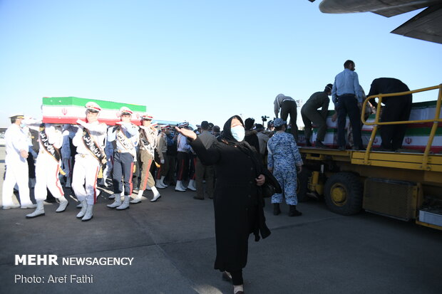 استقبال از پیکر شهدای نیروی دریایی در پایگاه شهید لشکری تهران