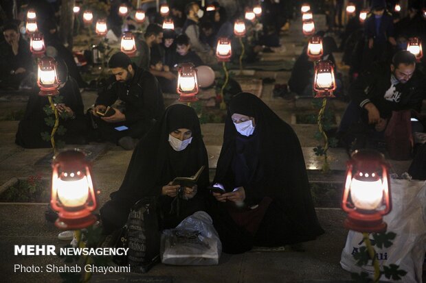 مراسم احياء ليلة التاسع عشر من رمضان المبارك في مقبرة "جنة الزهراء" بطهران