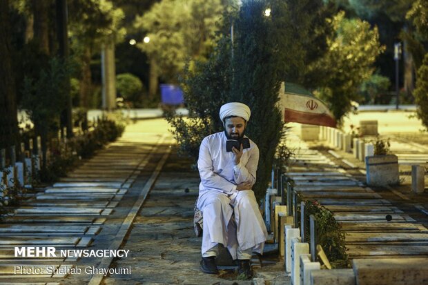 مراسم احياء ليلة التاسع عشر من رمضان المبارك في مقبرة "جنة الزهراء" بطهران