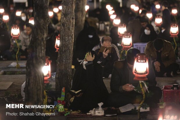 مراسم احياء ليلة التاسع عشر من رمضان المبارك في مقبرة "جنة الزهراء" بطهران