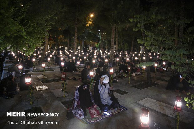 مراسم احياء ليلة التاسع عشر من رمضان المبارك في مقبرة "جنة الزهراء" بطهران