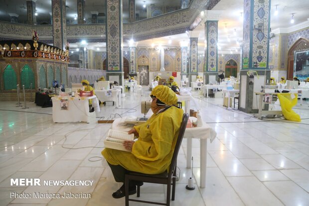 شب قدر در کارگاه تولید ماسک و لباس پزشکی در حرم علی بن مهزیار