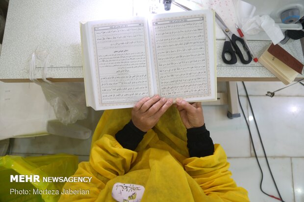 شب قدر در کارگاه تولید ماسک و لباس پزشکی در حرم علی بن مهزیار