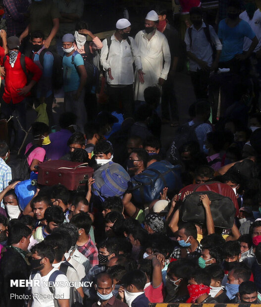 کارگران مهاجر هند در راه بازگشت به خانه