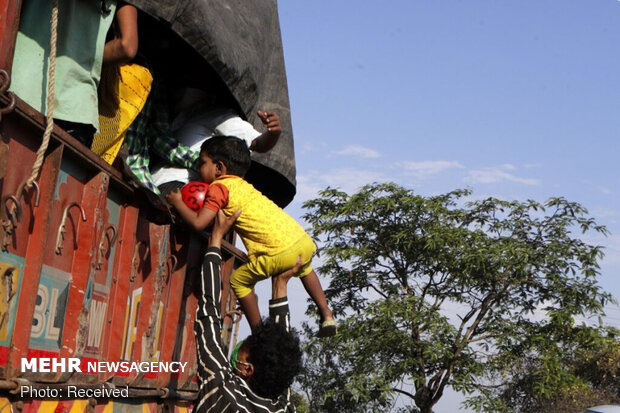 کارگران مهاجر هند در راه بازگشت به خانه