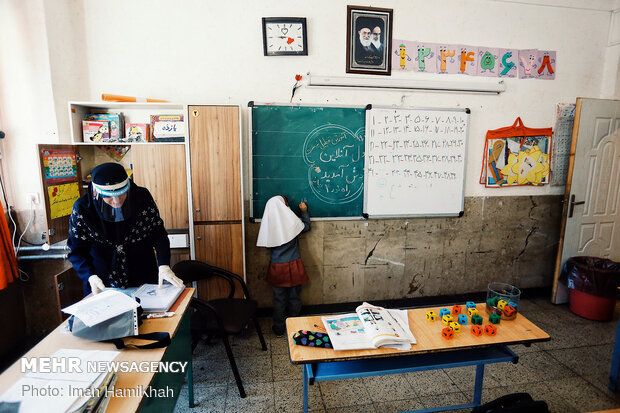 İran'da okullar bugün yeniden açıldı