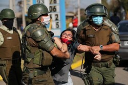 درگیری مردم شیلی با نیروهای پلیس در خیابانهای سانتیاگو