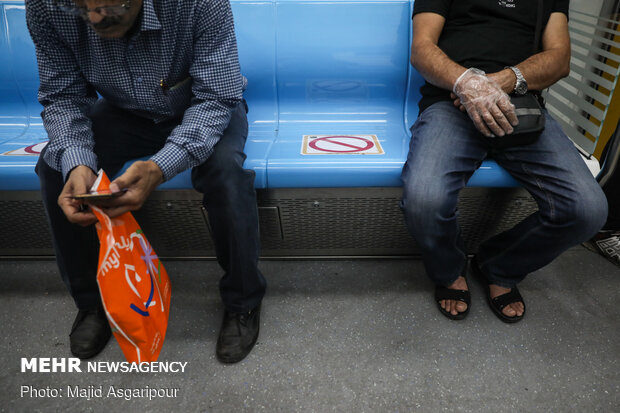 متروی تهران یکی از پرتردد ترین ناوگان های حمل و نقل عمومی است. استفاده از ماسک و همچنین رعایت فاصله اجتماعی در مترو تهران ضروری است. 