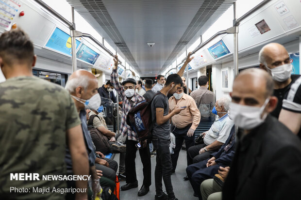 متروی تهران یکی از پرتردد ترین ناوگان های حمل و نقل عمومی است. استفاده از ماسک و همچنین رعایت فاصله اجتماعی در مترو تهران ضروری است. 