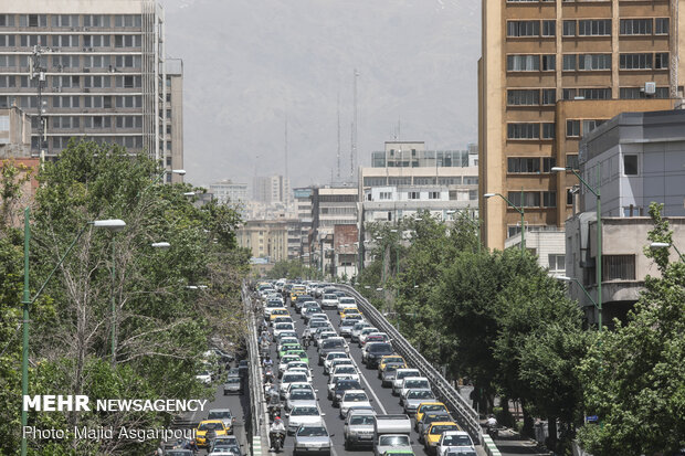 با توجه به دستور ستاد ملی مقابله با کرونا مبنی بر لغو طرح ترافیک در تهران، خیابان های مرکز شهر شاهد ترافیک های سنگینی است.