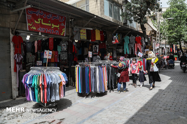 استفاده از ماسک و همچنین انتخاب مسیر های پیاده روی خلوت نقش مهمی در جلوگیری از انتشار ویروس کرونا دارد
