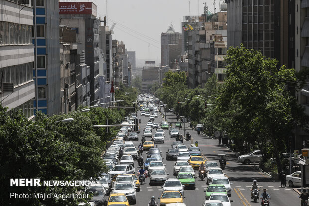 با توجه به دستور ستاد ملی مقابله با کرونا مبنی بر لغو طرح ترافیک در تهران، خیابان های مرکز شهر شاهد ترافیک های سنگینی است.