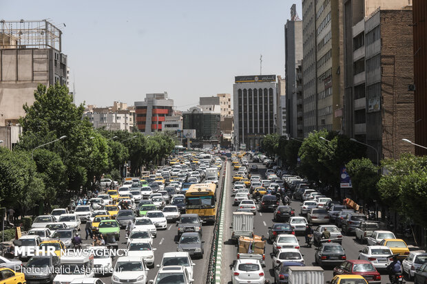 با توجه به دستور ستاد ملی مقابله با کرونا مبنی بر لغو طرح ترافیک در تهران، خیابان های مرکز شهر شاهد ترافیک های سنگینی است.