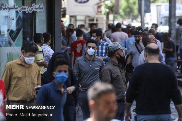 خیابان جمهوری تهران یکی از پر تردد ترین مناطق تهران است. بسیاری از مردم پروتکل های بهداشتی را رعایت میکنند ولی برای برخی دیگر بی اهمیت است.