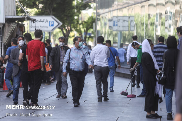 خیابان جمهوری تهران یکی از پر تردد ترین مناطق تهران است. بسیاری از مردم پروتکل های بهداشتی را رعایت میکنند ولی برای برخی دیگر بی اهمیت است.