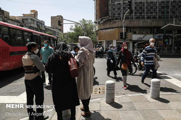 خیابان جمهوری تهران یکی از پر تردد ترین مناطق تهران است. بسیاری از مردم پروتکل های بهداشتی را رعایت میکنند ولی برای برخی دیگر بی اهمیت است.