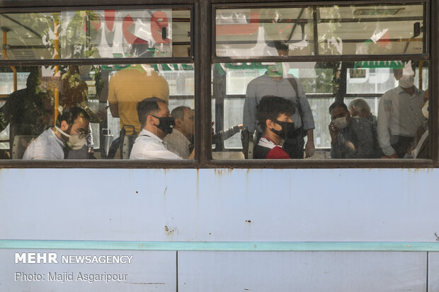همه روزه تعداد زیادی از مردم تهران از خطوط اتوبوسرانی استفاده می کنند.  رعایت پروتکل های بهداشتی از مهمتری عوامل جلوگیری از شیوع کرونا در وسایل حمل و نقل عمومی است.