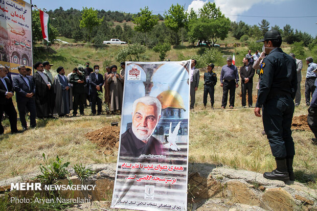 Planting olive sapling to mark Intl. Quds Day
