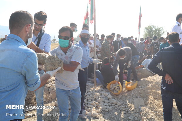 مراسم خاکسپاری شهید فخرالدین فلک نازی در روستای دهتل