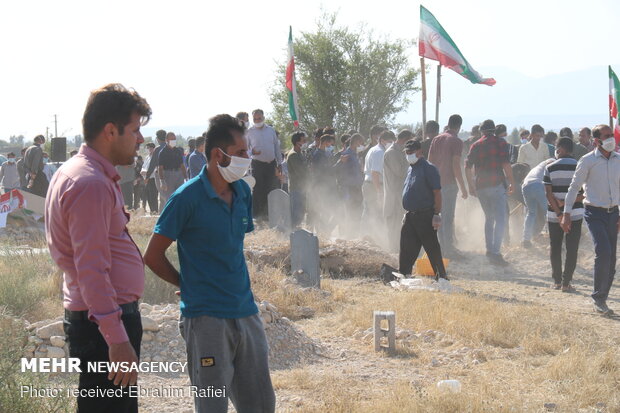 مراسم خاکسپاری شهید فخرالدین فلک نازی در روستای دهتل