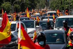 اعتراض به محدودیت‌های وضع شده برای مبارزه با کرونا در اسپانیا/ درخواست استعفای نخست‌وزیر