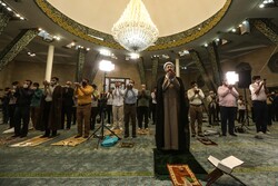 تہران یونیورسٹی میں نماز عید فطر کی ادائیگي
