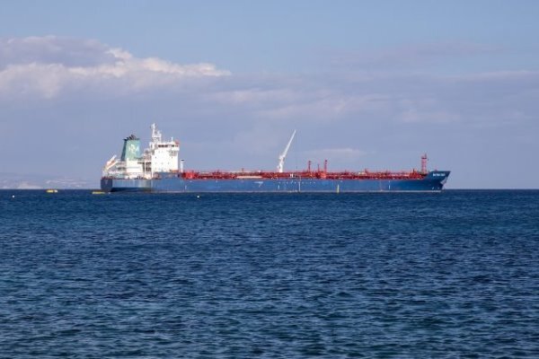 ایران کا دوسرا تیل بردار جہاز بھی ونزوئلا کے سمندر میں داخل ہوگیا 