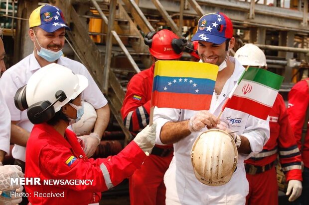 وصول ثالث شحنة من ناقلات النفط الإيرانية إلى فنزويلا