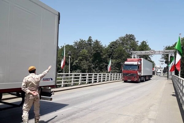 پایش بهداشتی کامیون های ورودی به ایران در مرز آستارا 