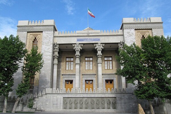 Tahran, İngiliz Büyükelçi'yi Dışişleri Bakanlığına çağırdı